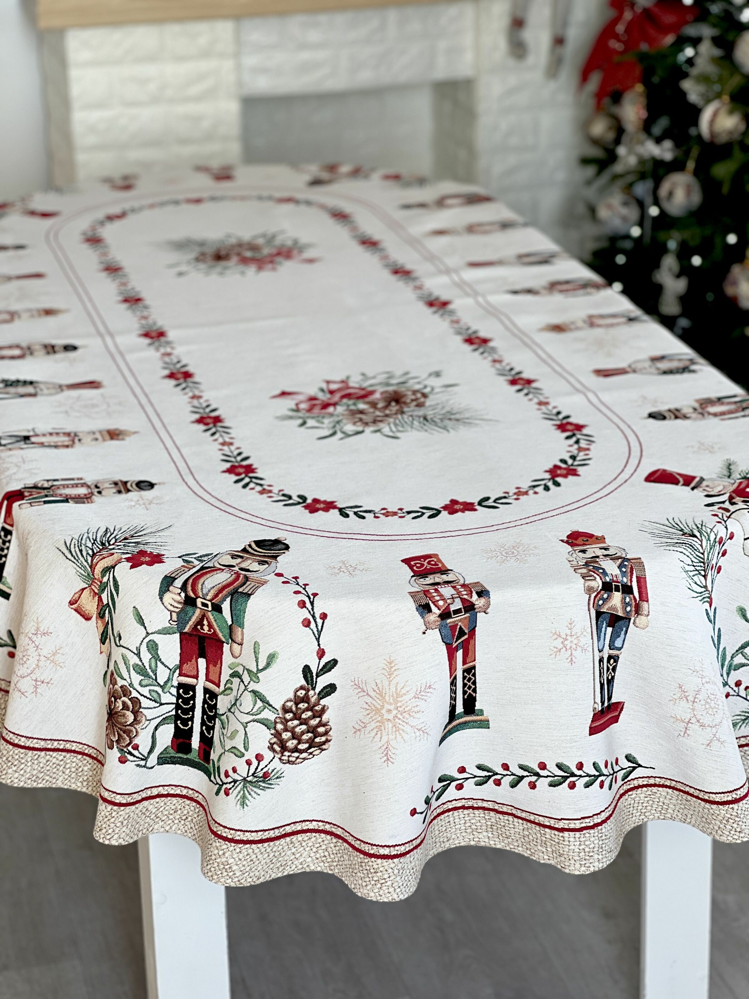 Скатертина гобеленова овальна CASCANUECES OVAL Limaso, 137х240, Овальна, Новорічний, З мікрофіброю + срібним люрексом, 65% поліестер, 30% бавовна, 5% люрекс, Гобелен - фото 4