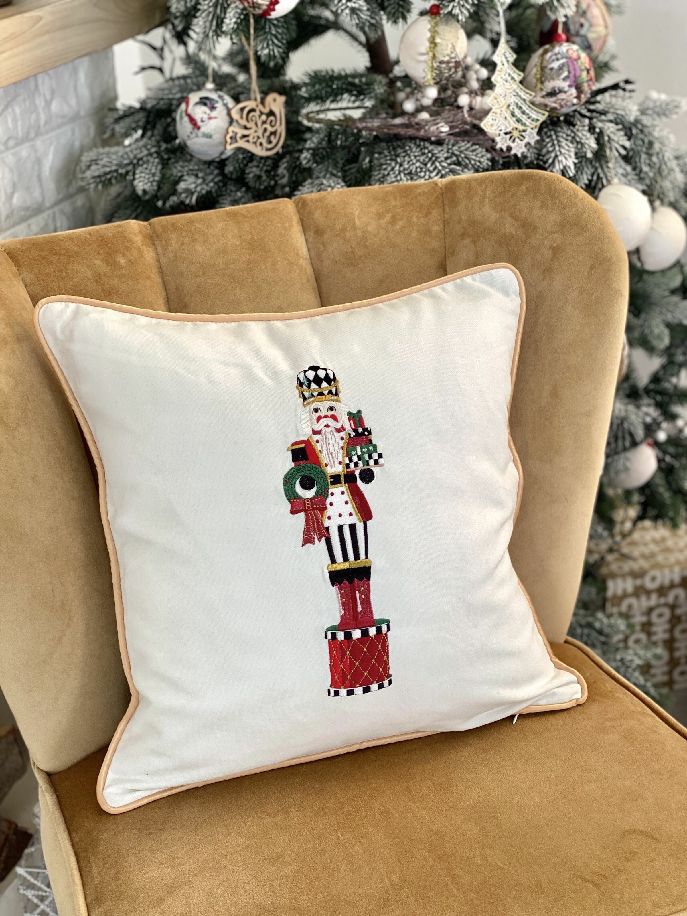 Наволочка одностороння з вишивкою NUTCRACKER01, 45x45, Квадратна, Новорічний, Вишивка, 100% льон, Односторонній - фото 3