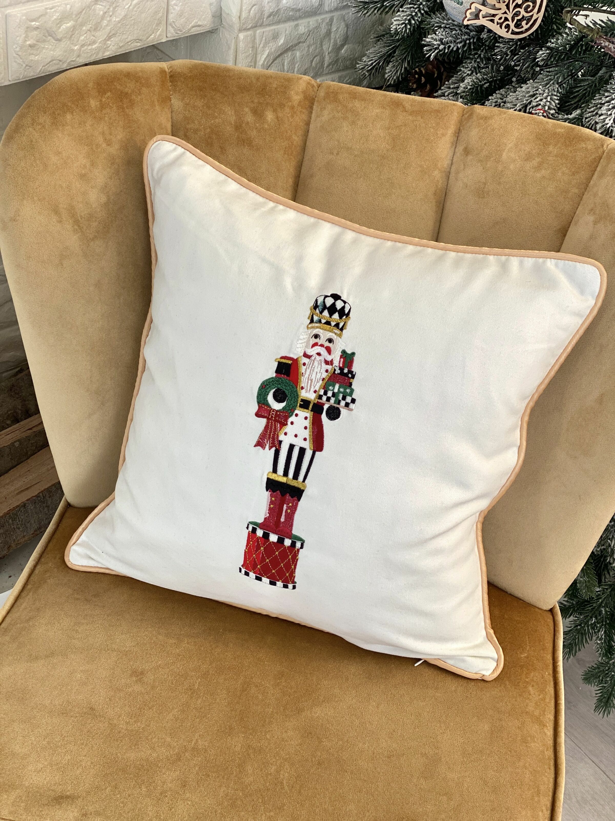 Наволочка одностороння з вишивкою NUTCRACKER01, 45x45, Квадратна, Новорічний, Вишивка, 100% льон, Односторонній - фото 2