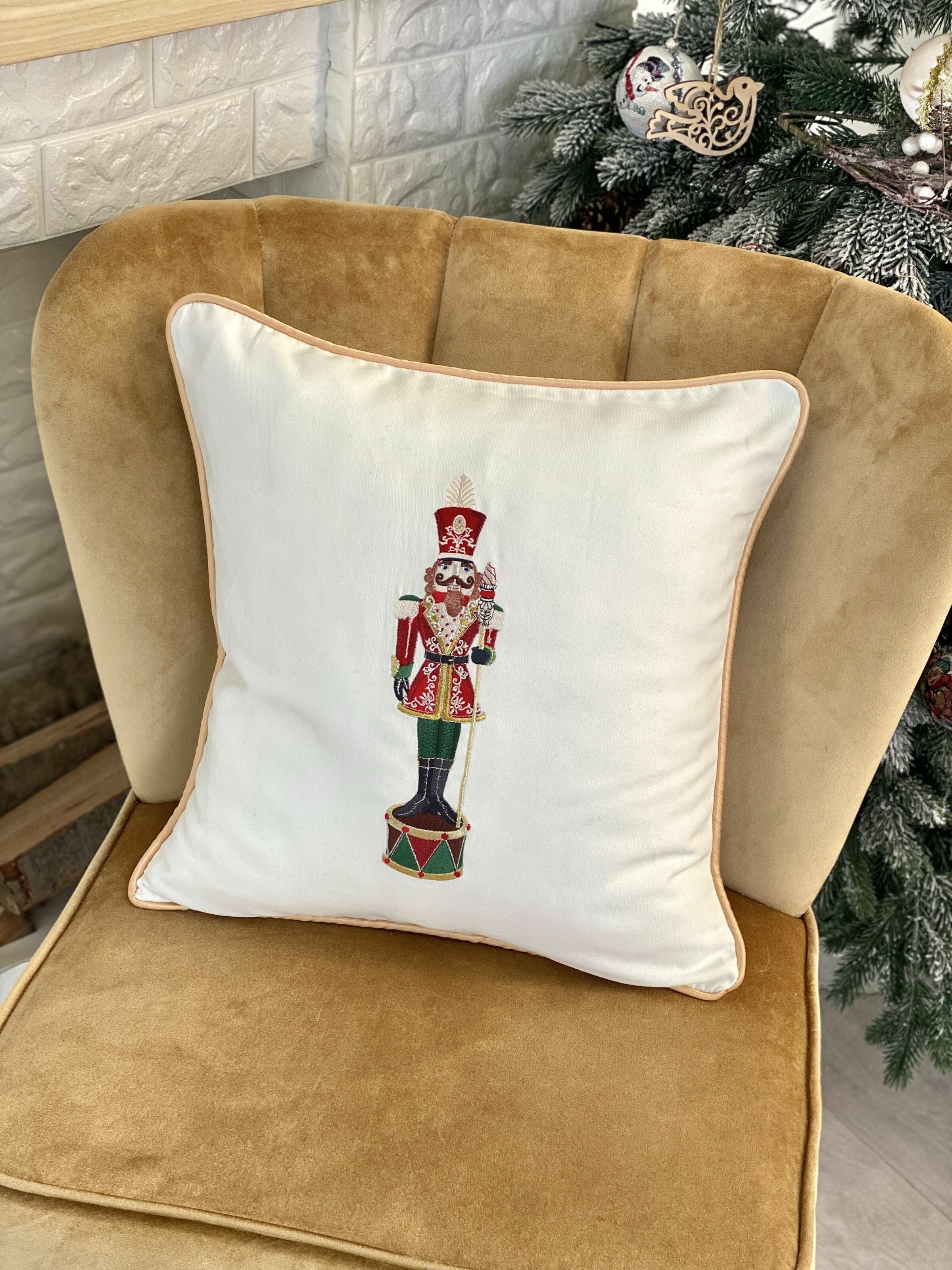 Наволочка одностороння з вишивкою NUTCRACKER02, 45x45, Квадратна, Новорічний, Вишивка, 100% льон, Односторонній - фото 3