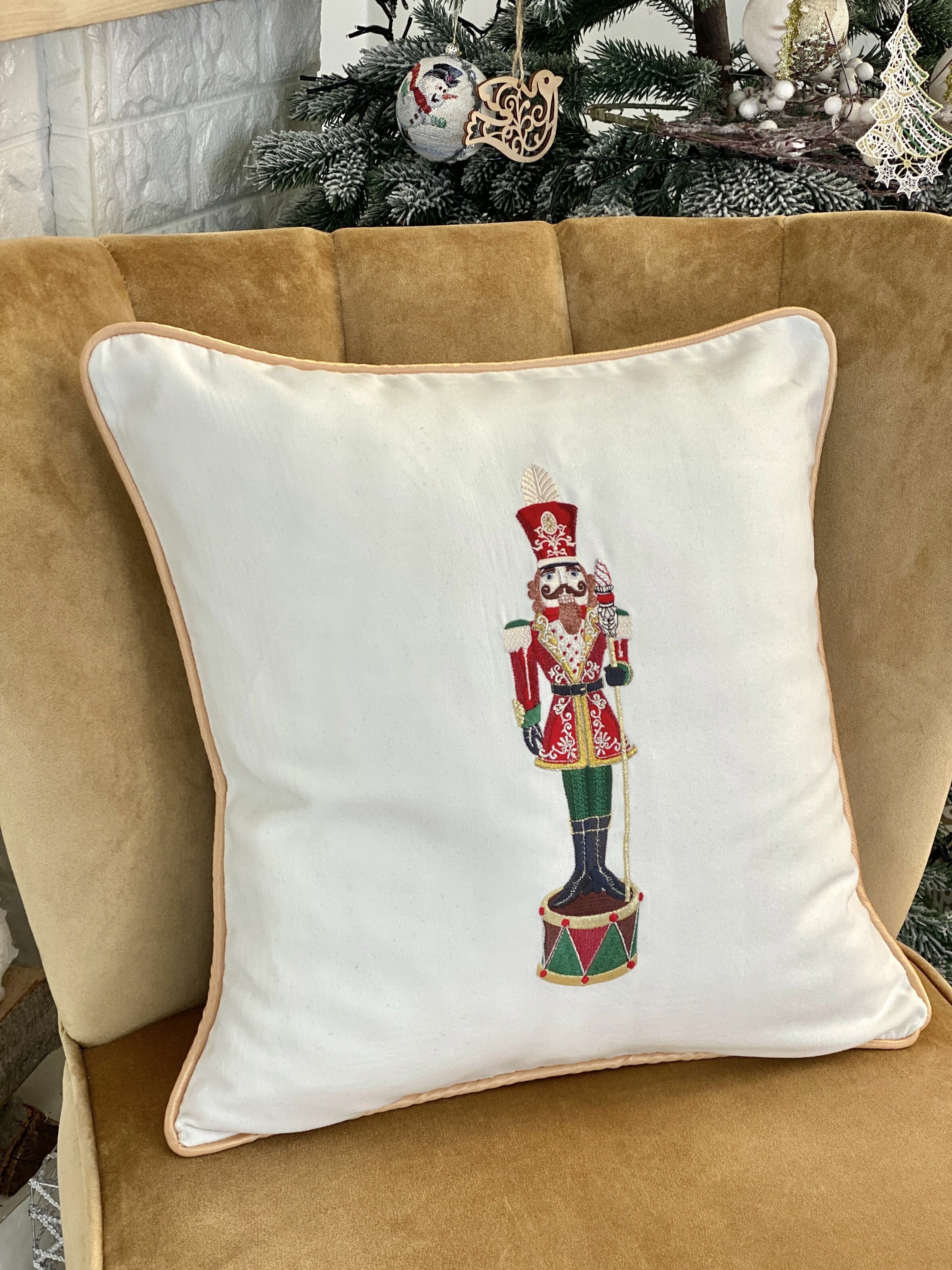Наволочка одностороння з вишивкою NUTCRACKER02, 45x45, Квадратна, Новорічний, Вишивка, 100% льон, Односторонній - фото 4