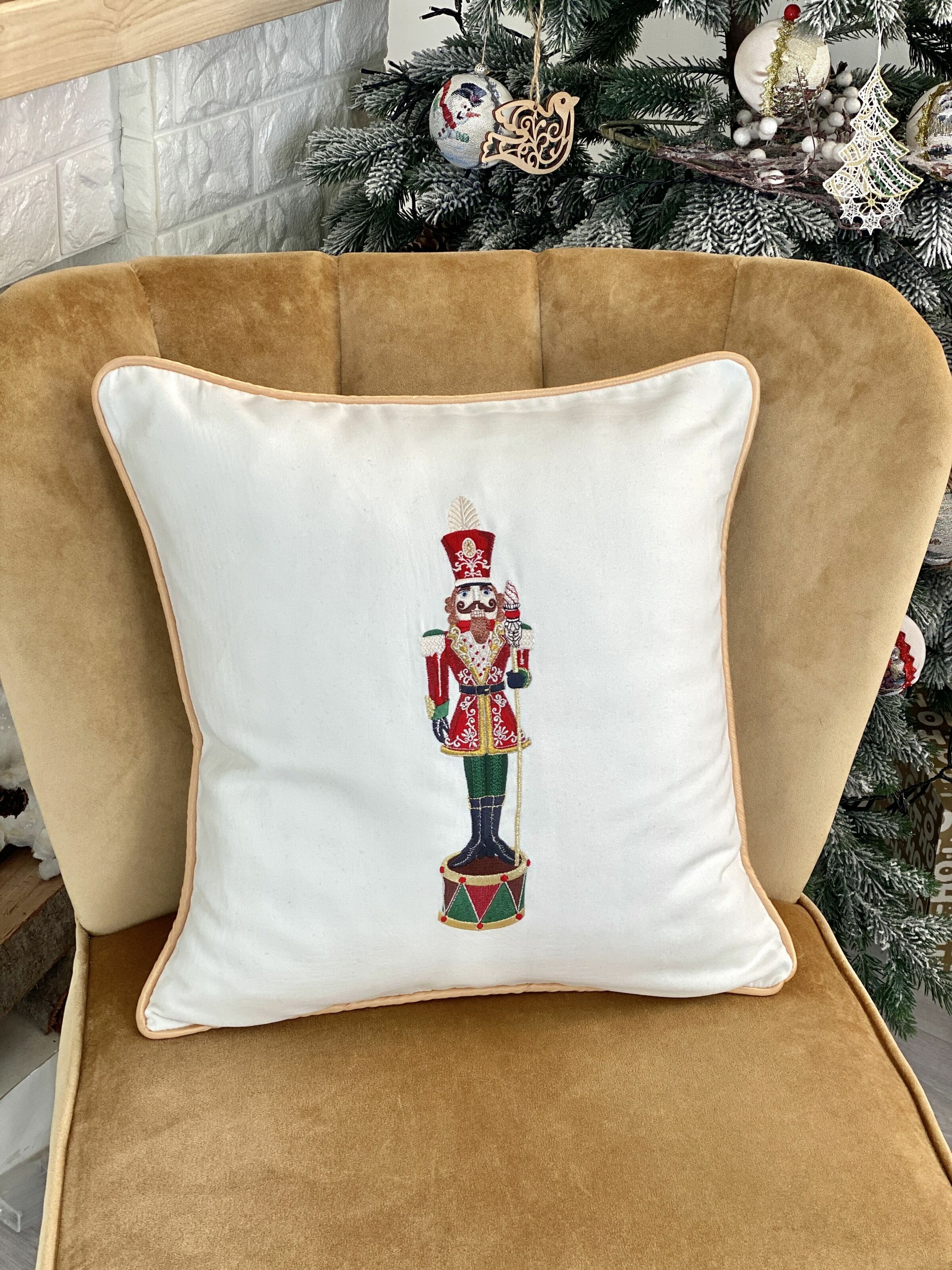 Наволочка одностороння з вишивкою NUTCRACKER02, 45x45, Квадратна, Новорічний, Вишивка, 100% льон, Односторонній - фото 2